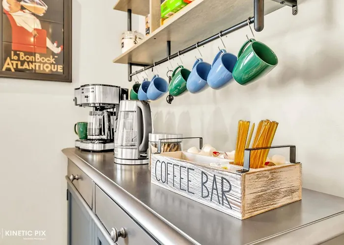 Hébergement de vacances Sleeps 10 + Coffee Bar + Game + Train To Chgo *