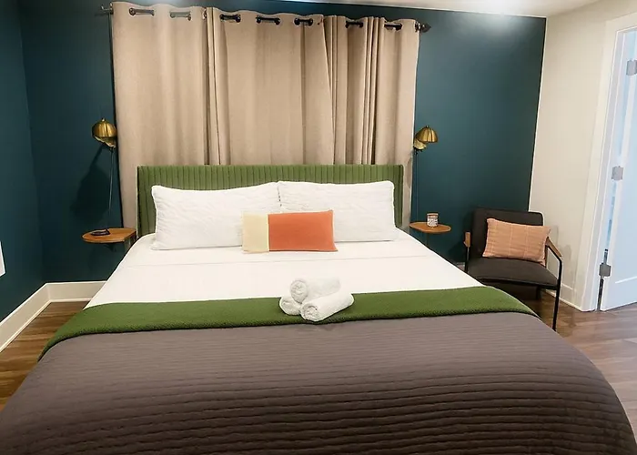 Sleeps 10 + Coffee Bar + Game + Train To Chgo